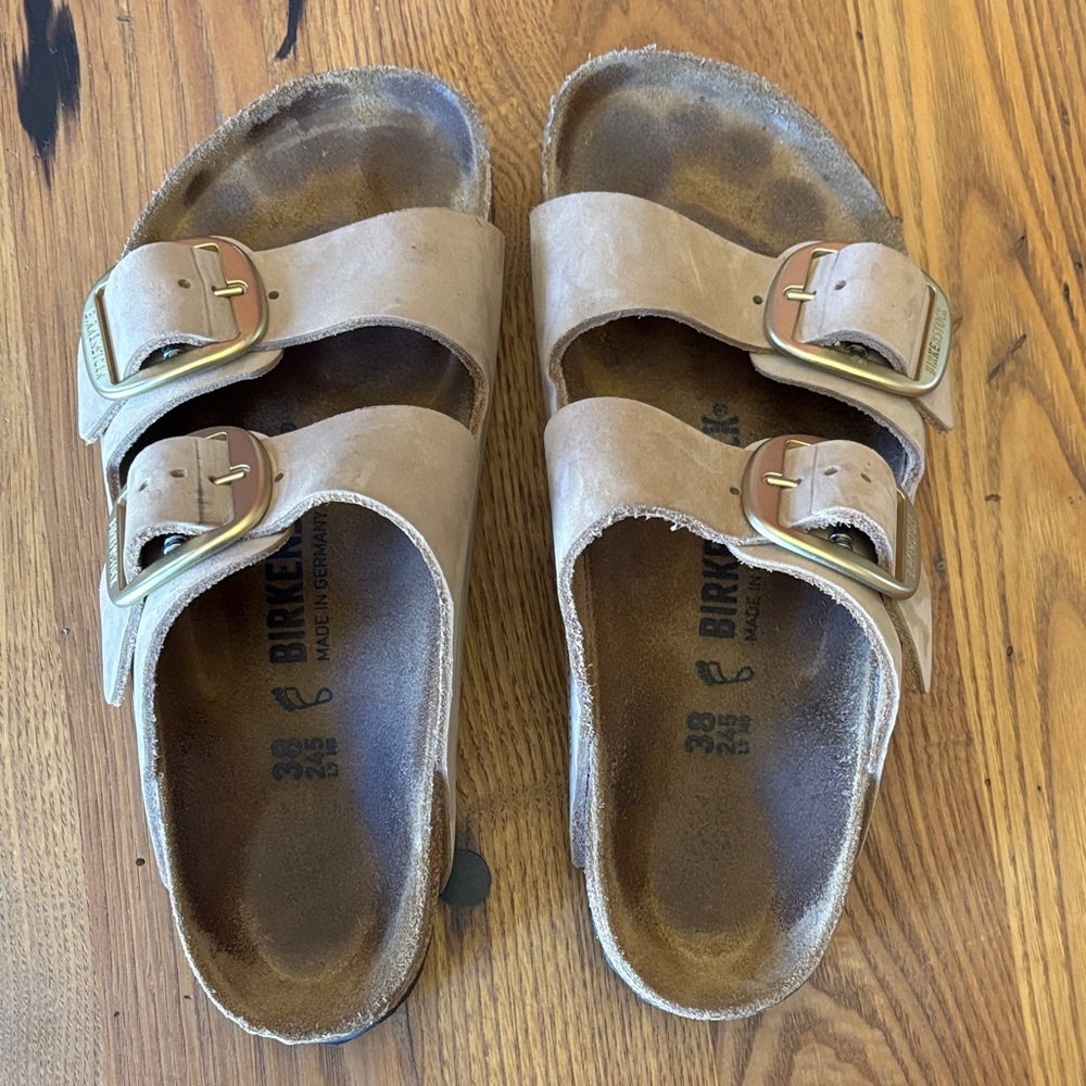 Birkenstock Arizona Big Buckle
Nubuck Leather Sandcastle